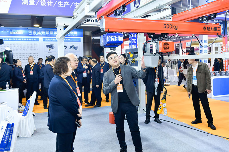 越力重工負責人為景曉波副會長和劉峰梅副市長介紹KBK起重機